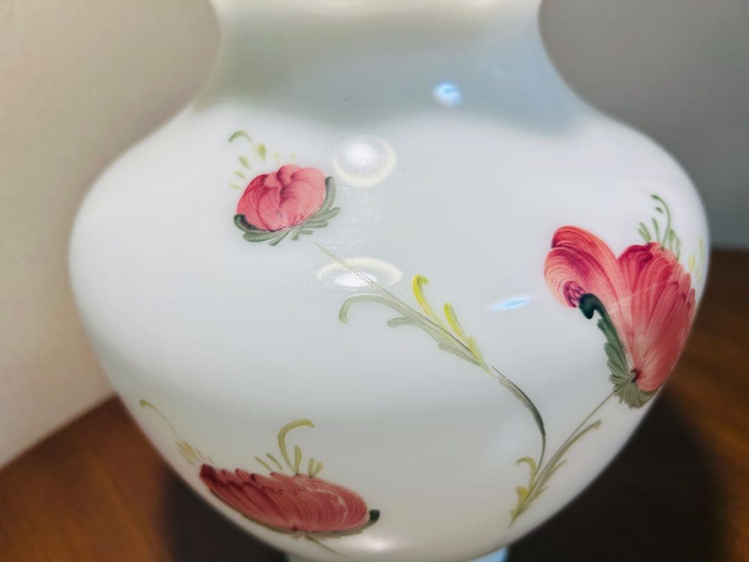 乳白ガラス　手描き花文　花瓶