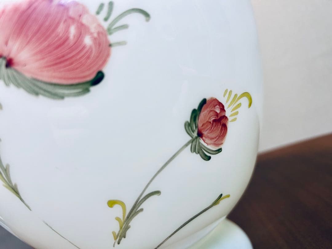 乳白ガラス　手描き花文　花瓶