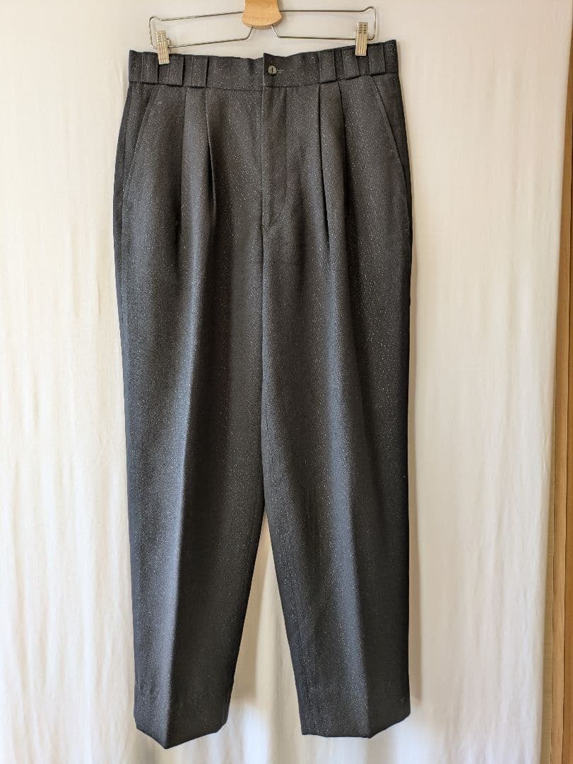 BBCOの黒のラメ入りのベストとパンツのセットアップスーツ