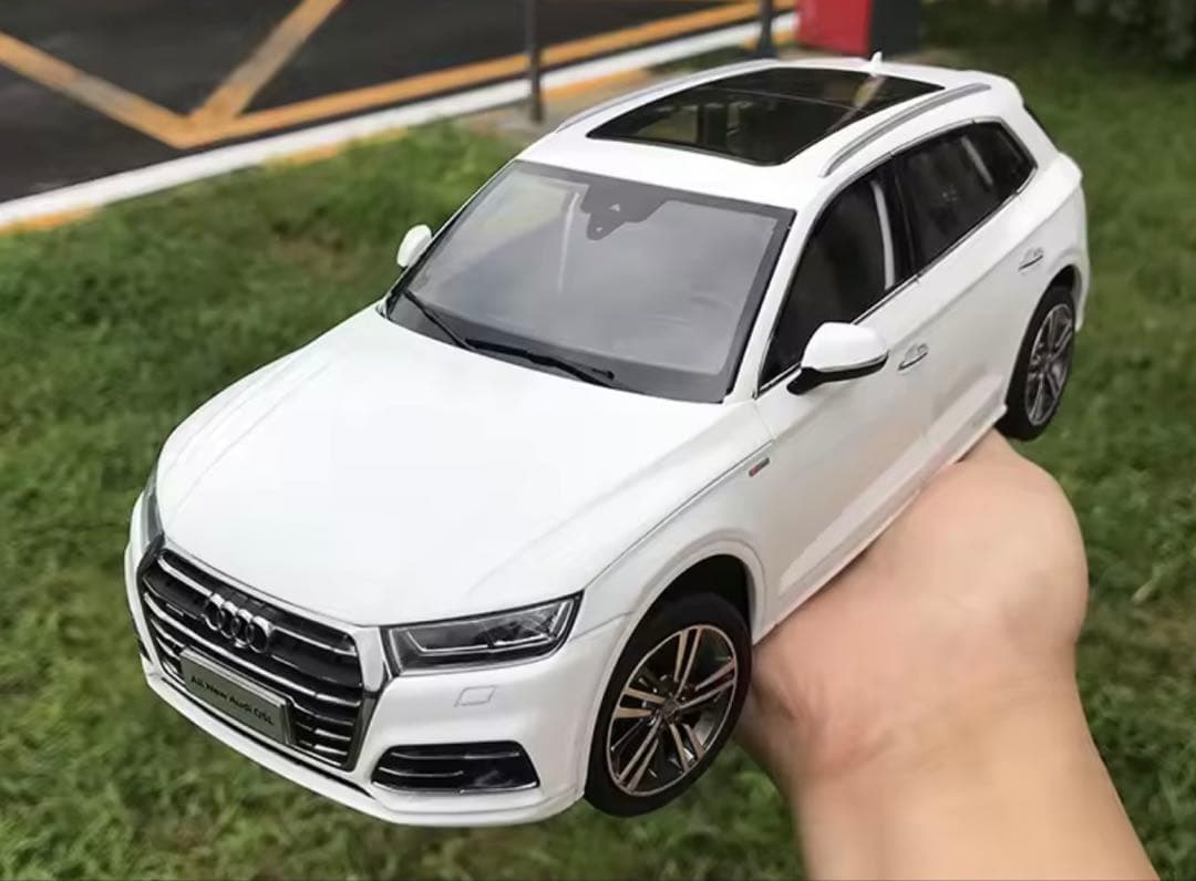 Audi Q5 1/18 ダイキャストモデル ホワイトミニカー