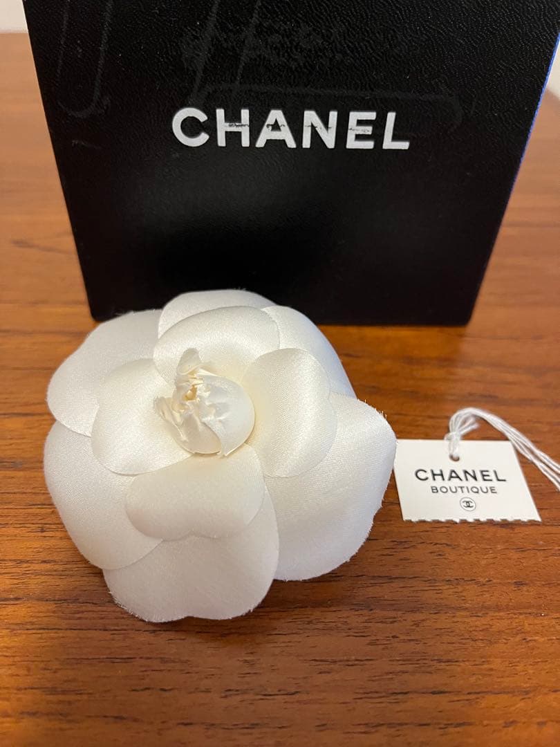 CHANEL シルクカメリアブローチ ホワイト