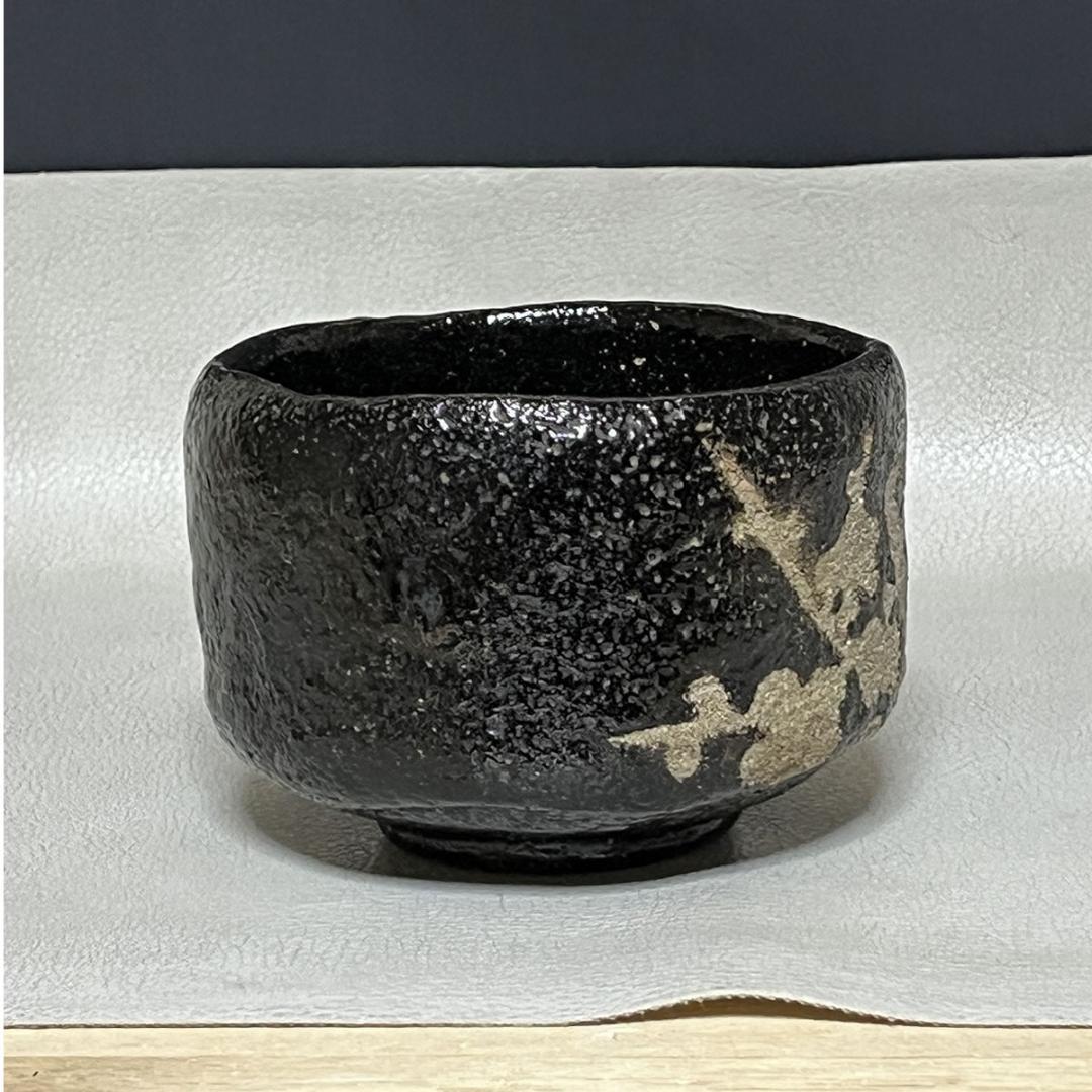 八事窯 中村道年 黒楽 梅 茶碗 共箱 梅絵 抹茶碗 茶道具 【k3443】
