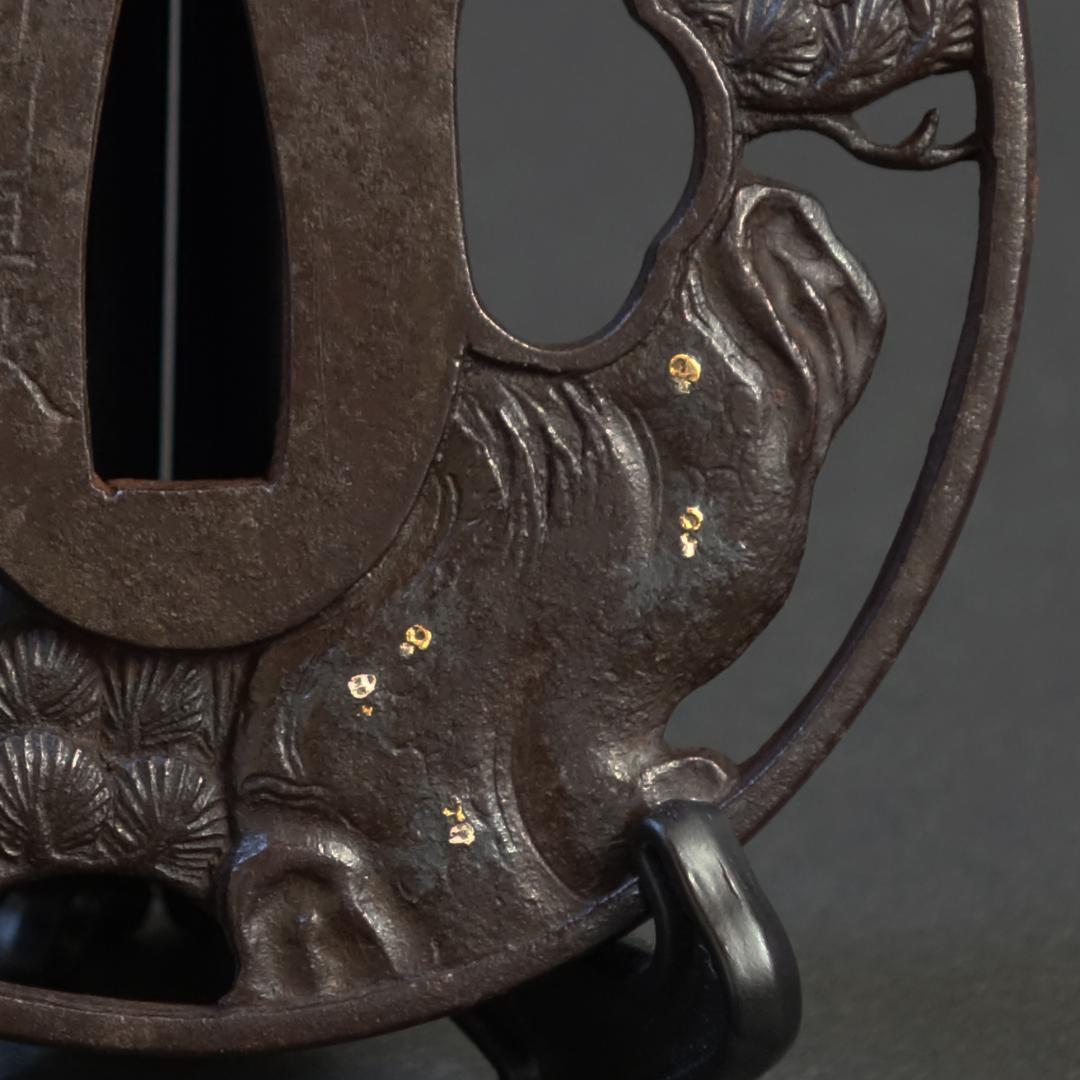 鍔 鐔 鉄地 刀装具 武具 骨董【在銘 柳川直政 翔鶴老松透鍔】(鍔箱付き)