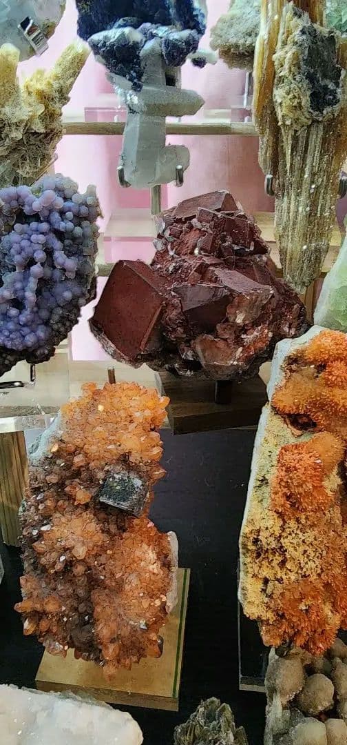 多彩な鉱物結晶コレクション