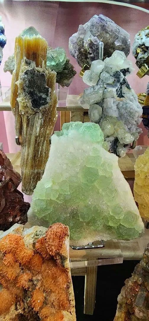 多彩な鉱物結晶コレクション