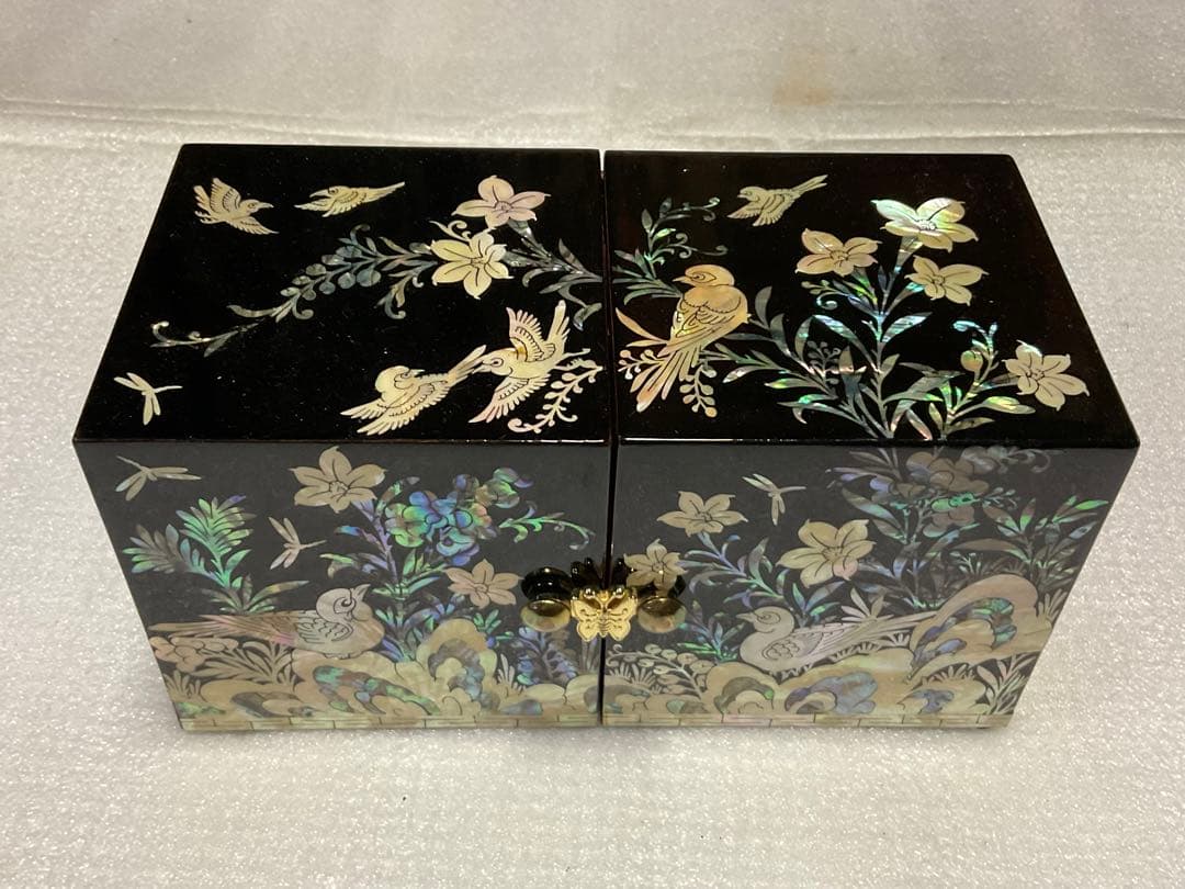 螺鈿模様の宝箱／二つ折れタイプ。【花と鳥模様　上下の引き出しあり】。