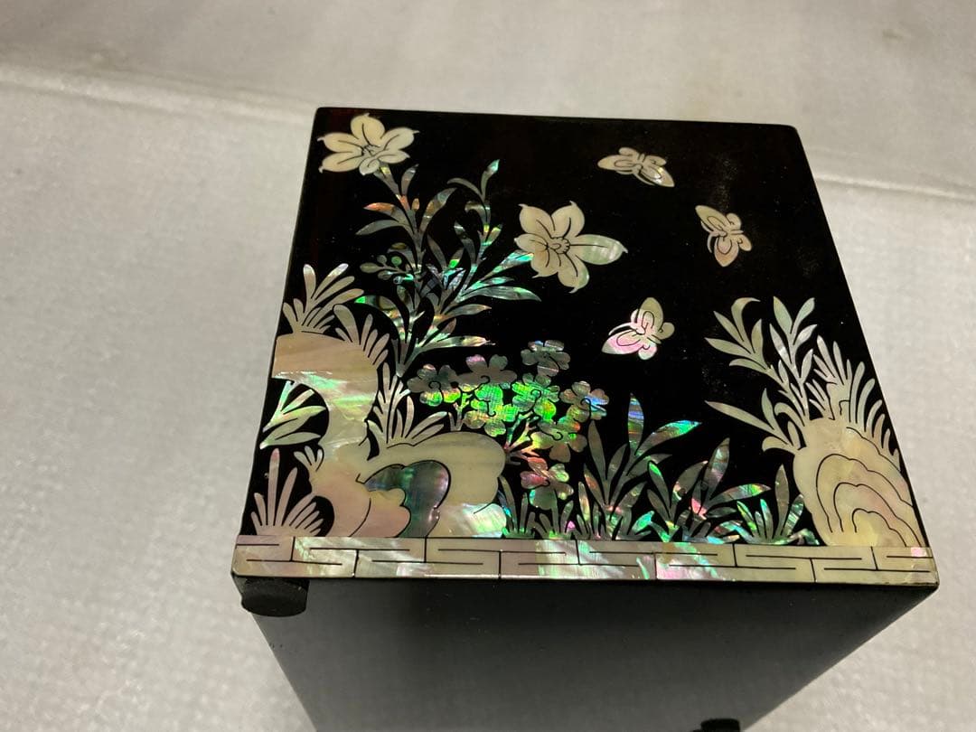 螺鈿模様の宝箱／二つ折れタイプ。【花と鳥模様　上下の引き出しあり】。