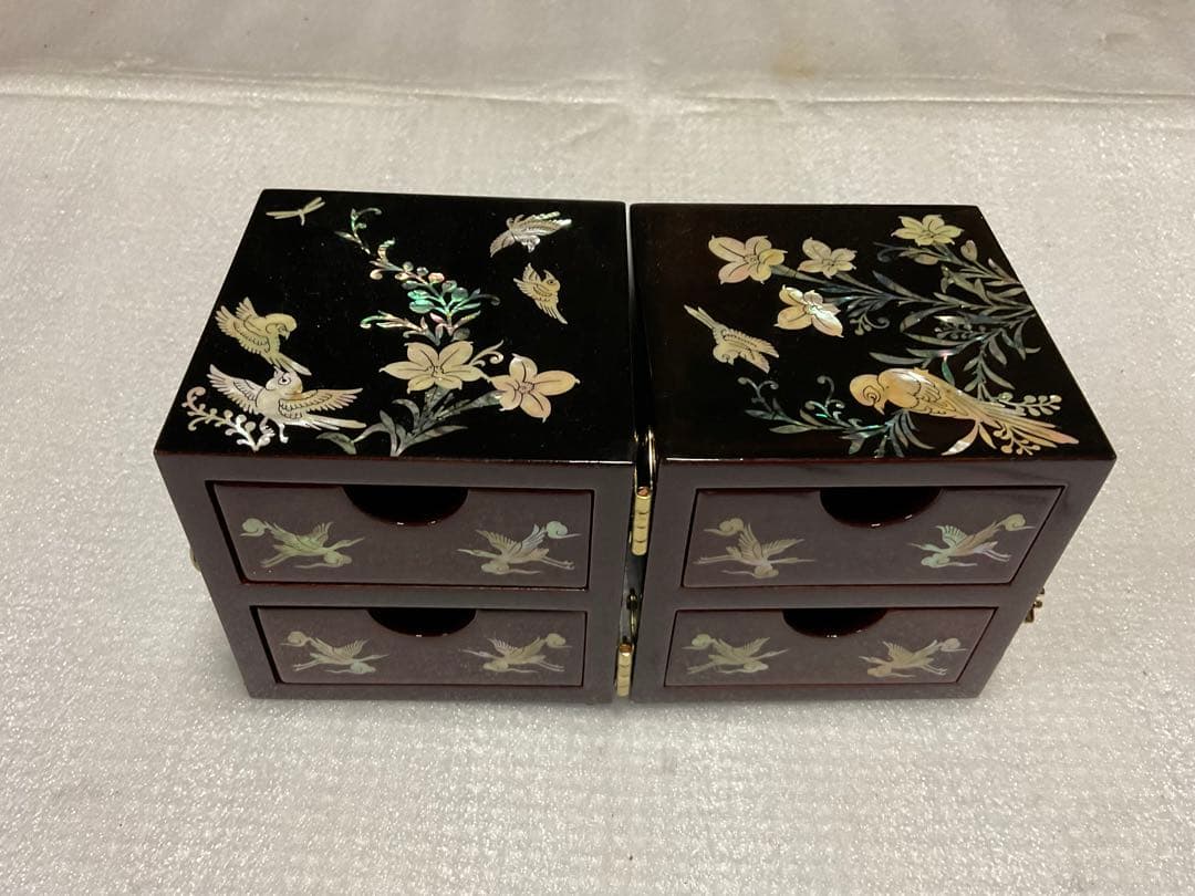 螺鈿模様の宝箱／二つ折れタイプ。【花と鳥模様　上下の引き出しあり】。