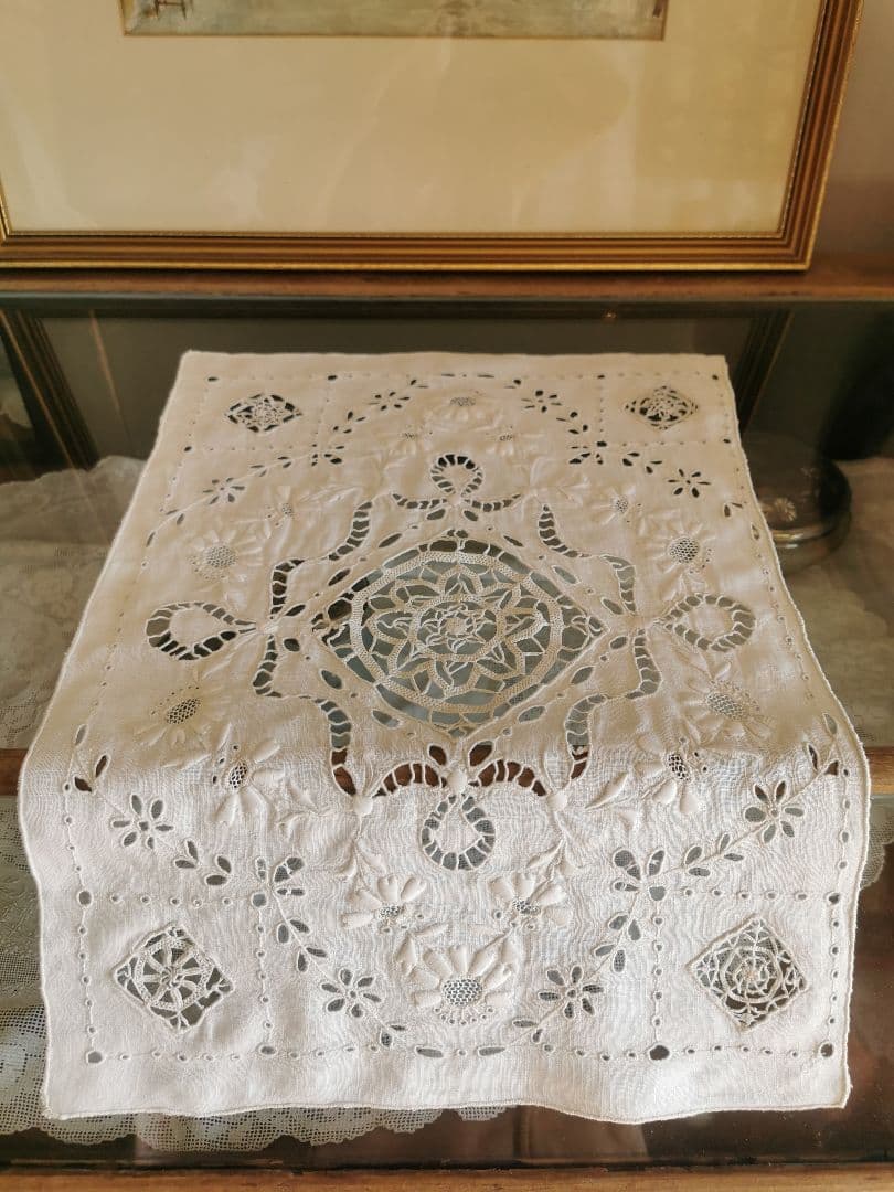 アンティークフランス 嵌込ニードルワーク 矢車菊＆アイレット刺繍 リネンクロス