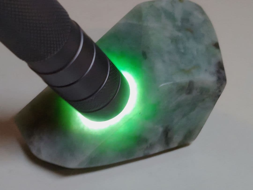 白緑黒 180g 翡翠 ヒスイ 原石 鑑賞石 自然石 誕生石 鉱物 鉱石 水石