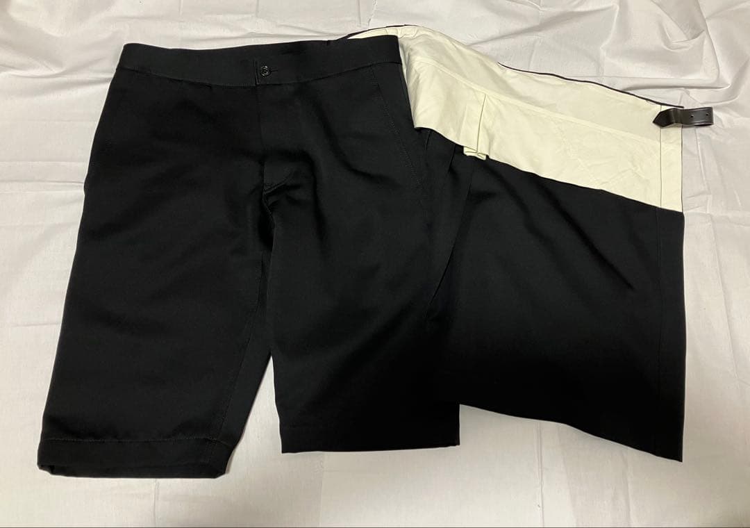 コムデギャルソンブラック　黒のプリーツ付きショートパンツ