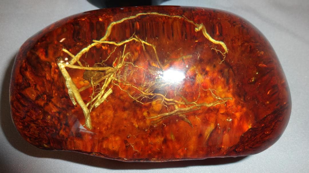 値下げ！！   虫(蜂)入り琥珀 （黒檀製台座付き）