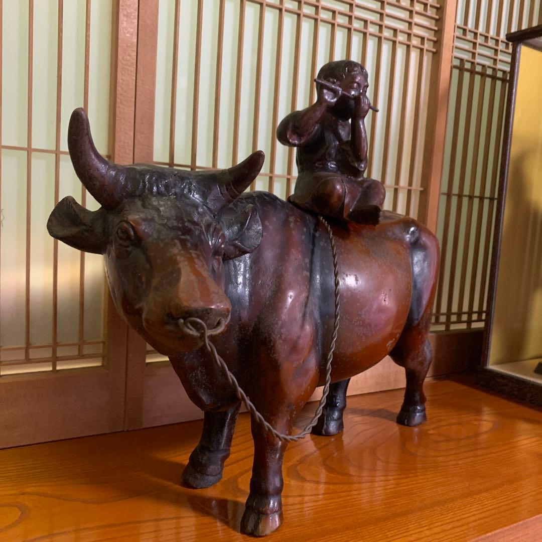 青銅製 牛に乗る子供の像