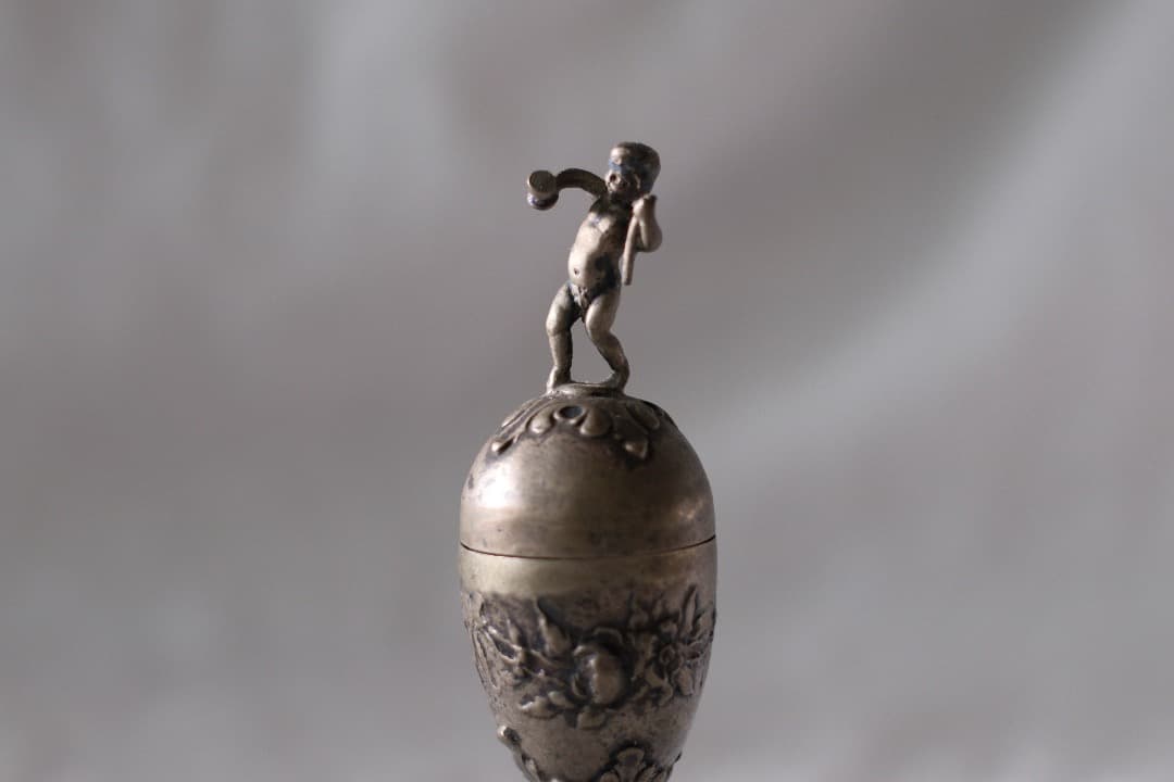 フランスアンティーク｜卵の上のプットー