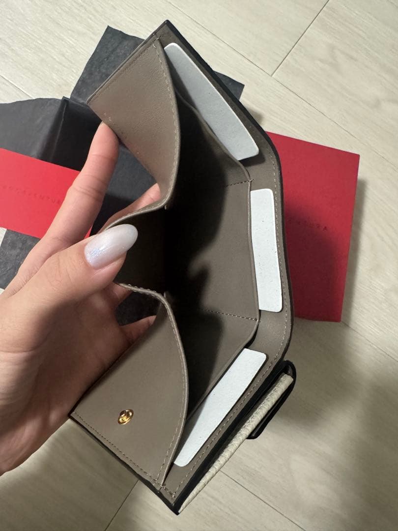 アイボリー レザー 三つ折り財布