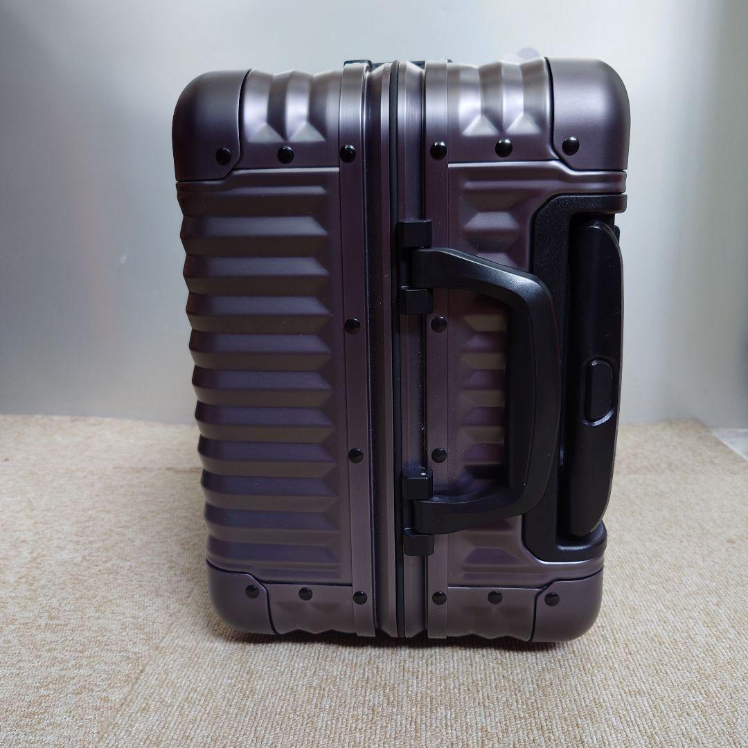 未使用 メルセデスベンツ AMG 33L キャリーバッグ　グラスプレゼント