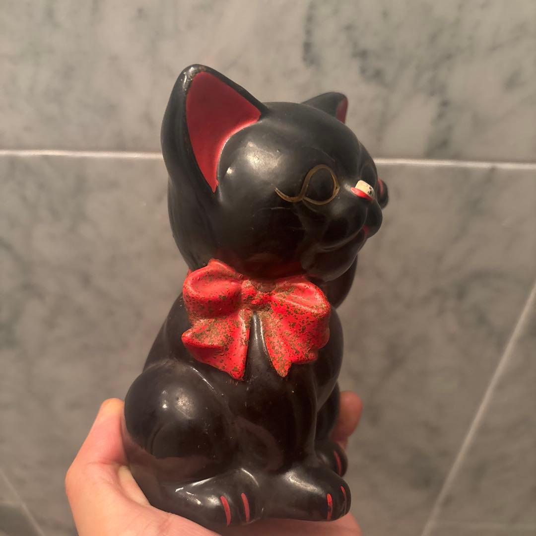 アンティーク大きな瞳や長いヒゲ、まつ毛が美しく、大きなリボンも可愛い招き猫