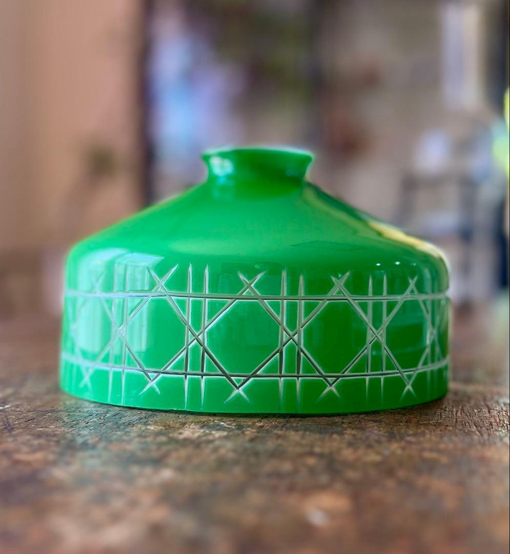 被せガラス緑色ガラス電笠　大正ロマン　洋館　古民家　切子　ウランガラス