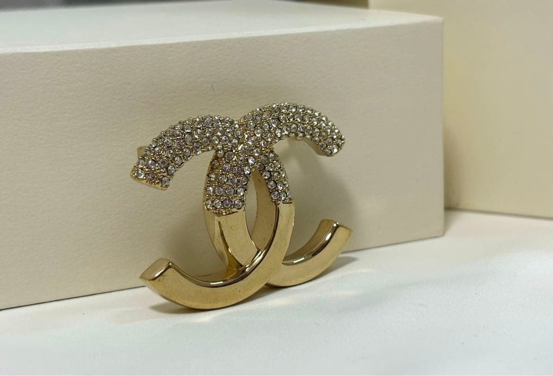 CHANEL ゴールド ブローチ ココマーク　ロゴ　ラインストーン