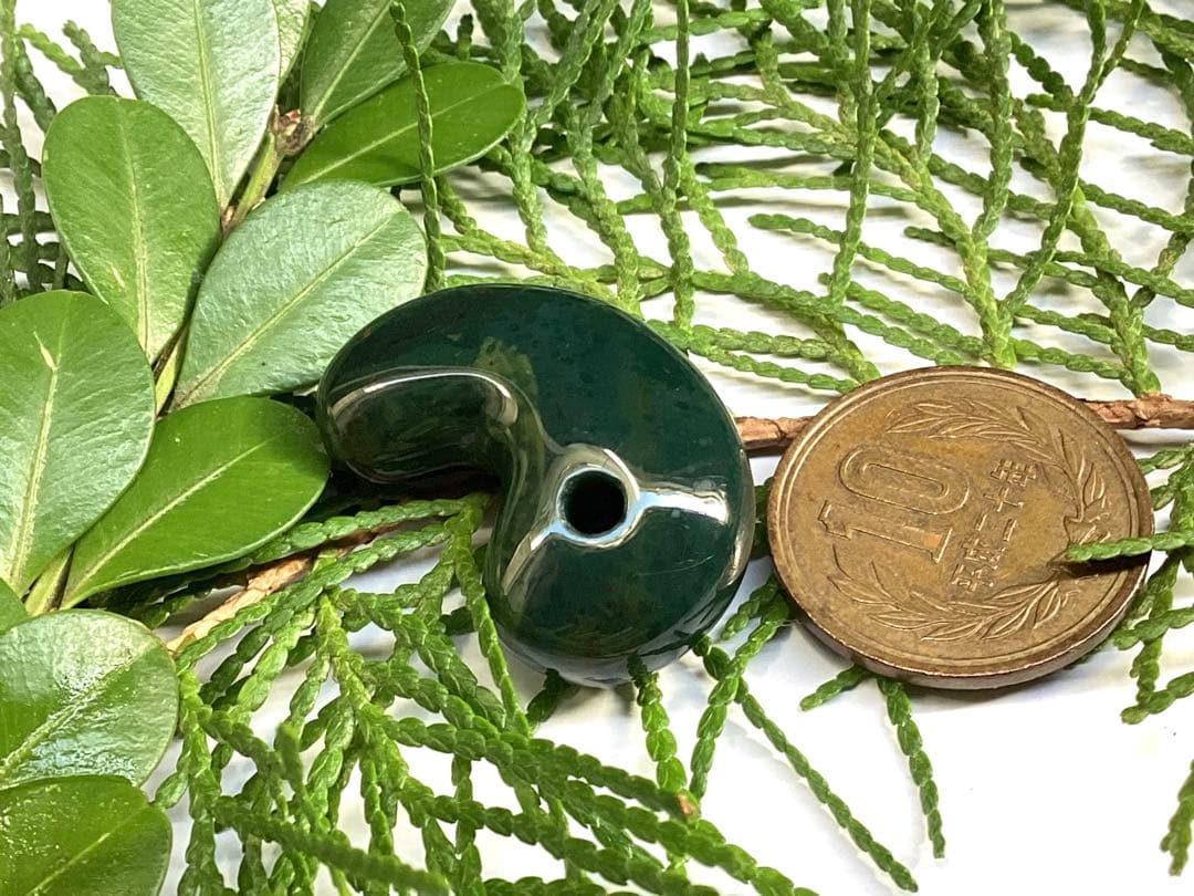 出雲石濃厚な青緑色の碧玉　希少赤斑紋点入り　鑑別書無しの安価卸値段　本物保証勾玉