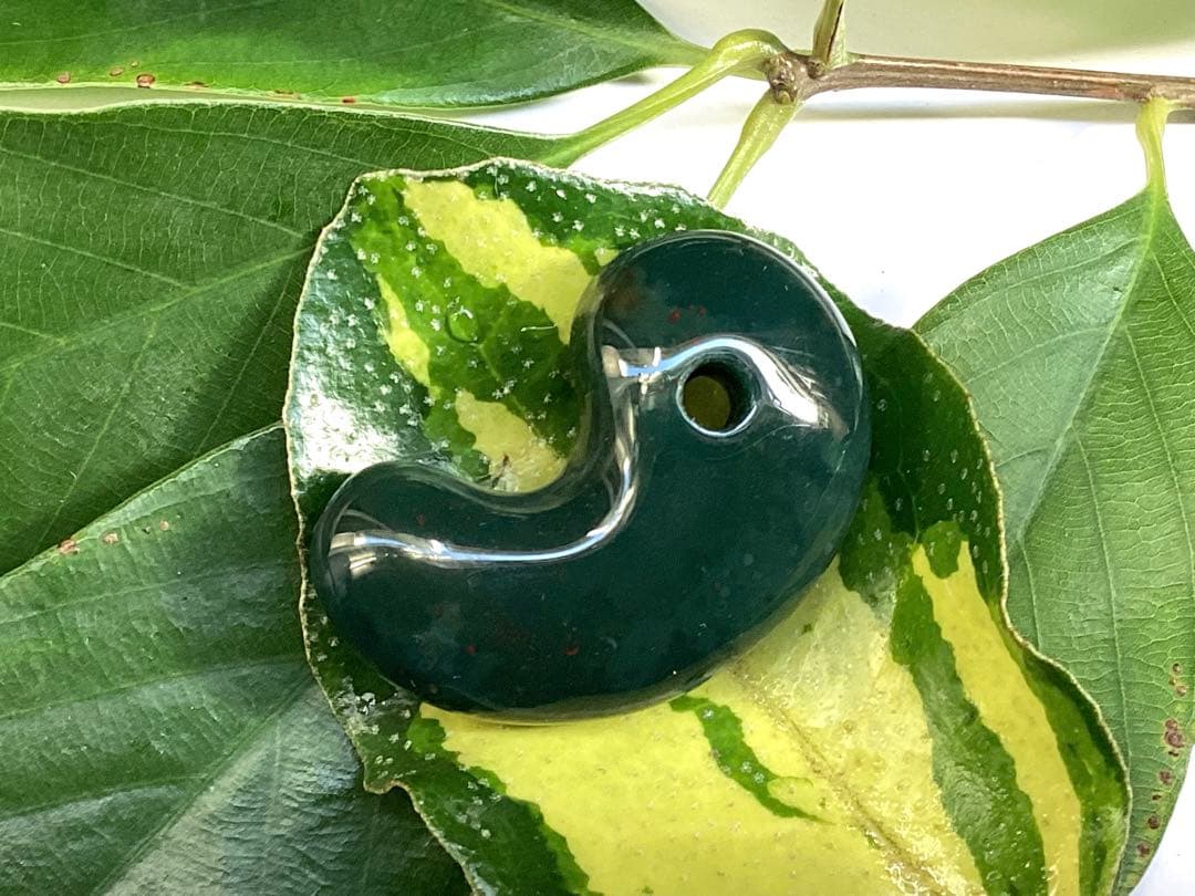 出雲石濃厚な青緑色の碧玉　希少赤斑紋点入り　鑑別書無しの安価卸値段　本物保証勾玉