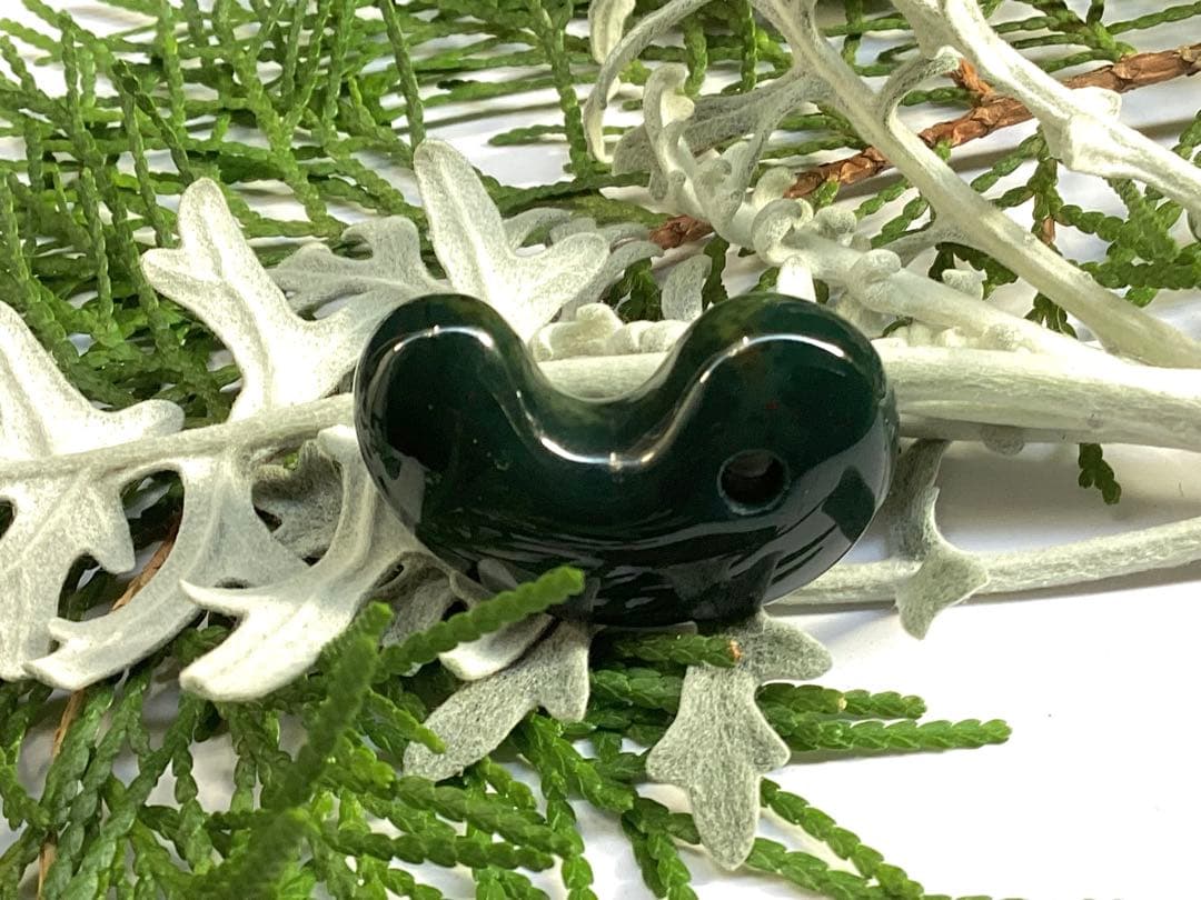 出雲石濃厚な青緑色の碧玉　希少赤斑紋点入り　鑑別書無しの安価卸値段　本物保証勾玉