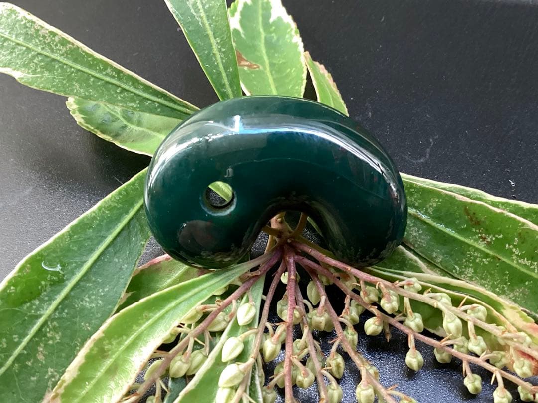 出雲石濃厚な青緑色の碧玉　希少赤斑紋点入り　鑑別書無しの安価卸値段　本物保証勾玉