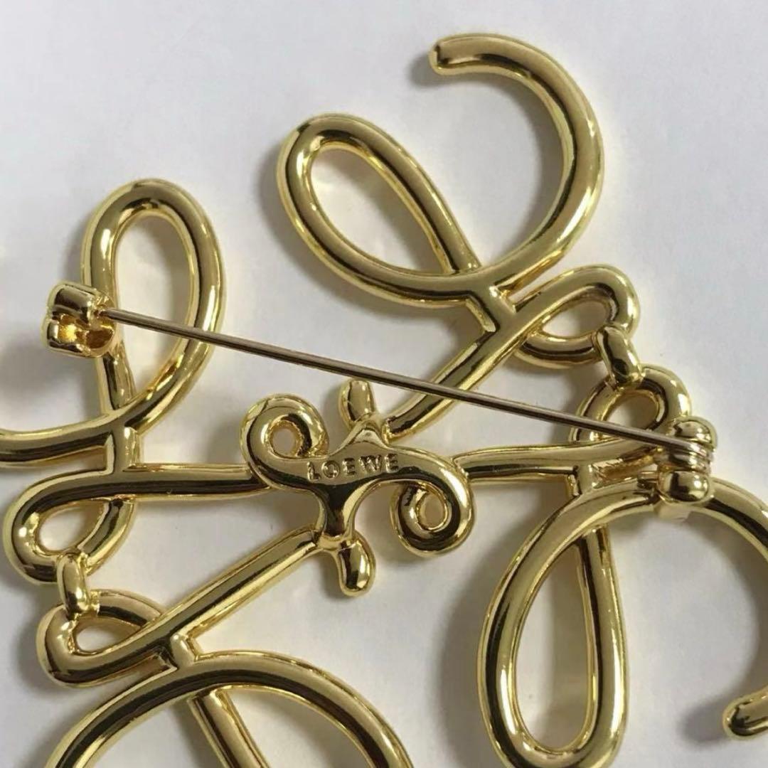 LOEWE ゴールド ロゴブローチ (箱、ポーチ付き)