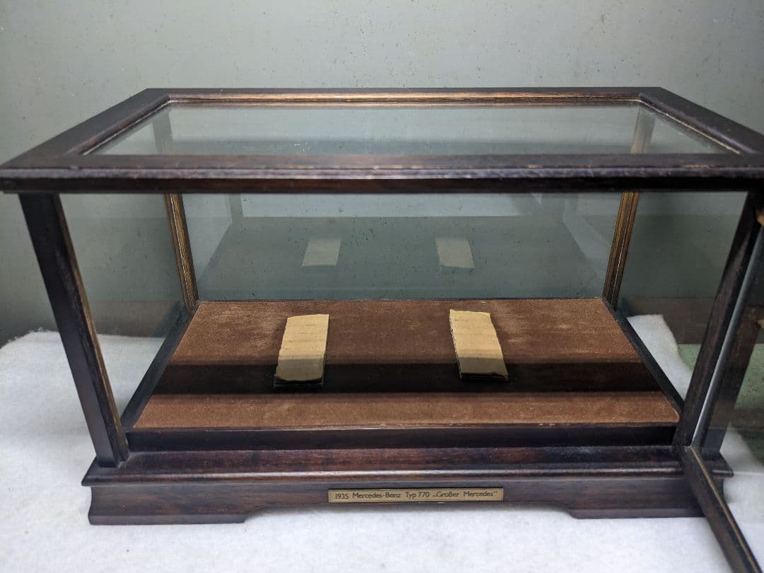 天皇陛下の旧御料車 1935型メルセデス・ベンツ770 菊紋付き ガラスケース付