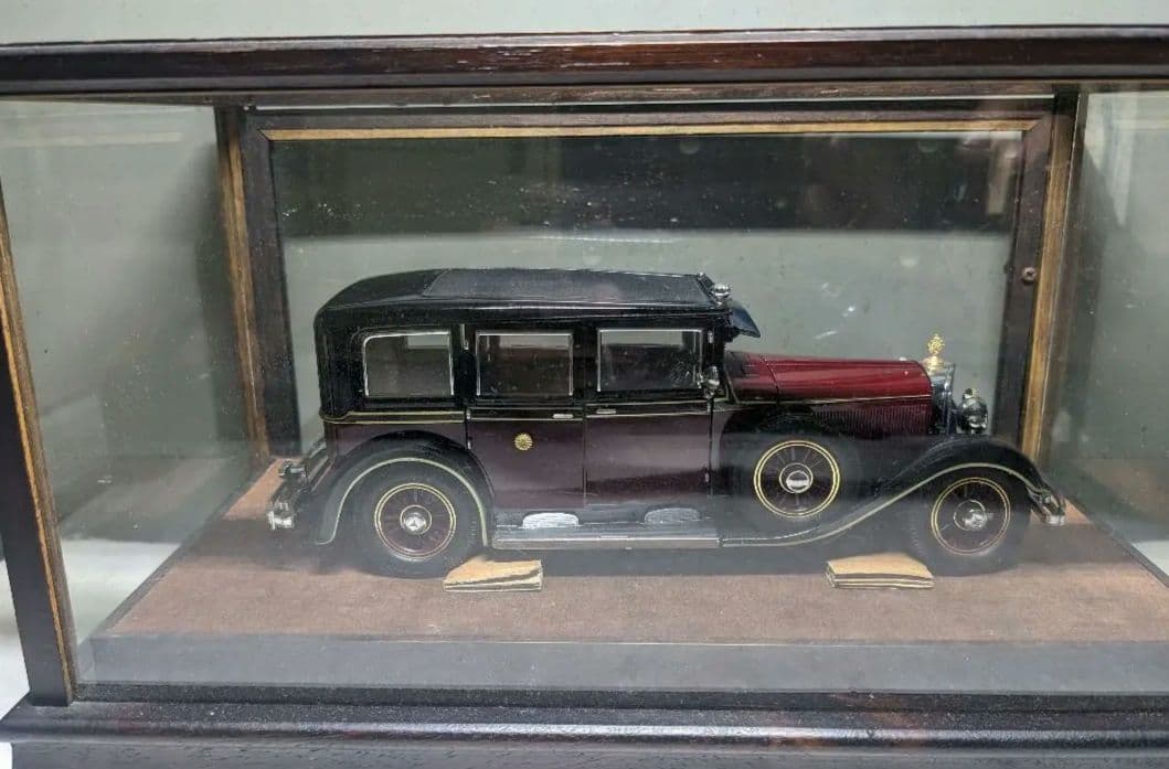 天皇陛下の旧御料車 1935型メルセデス・ベンツ770 菊紋付き ガラスケース付
