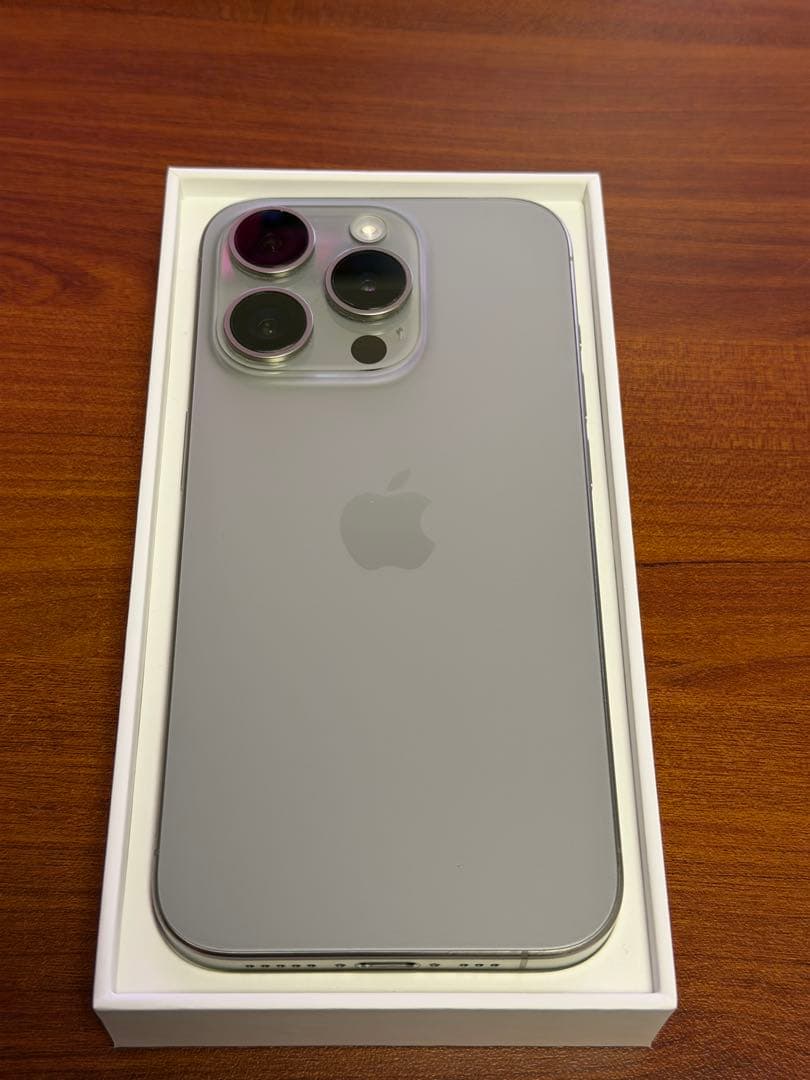 iPhone 15 Pro 256GB ナチュラルチタニウム + 純正ケース2種