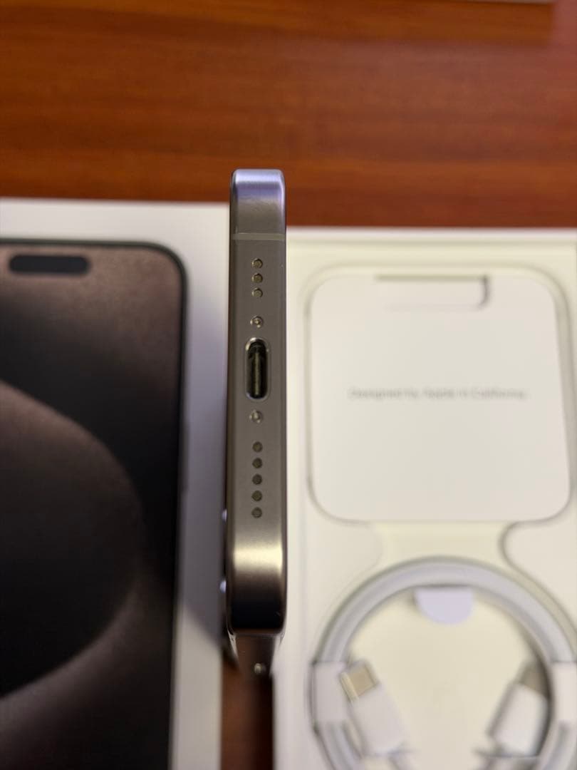 iPhone 15 Pro 256GB ナチュラルチタニウム + 純正ケース2種