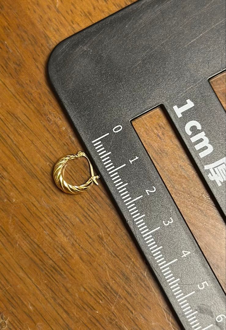 ゴールド ツイストデザイン フープピアス