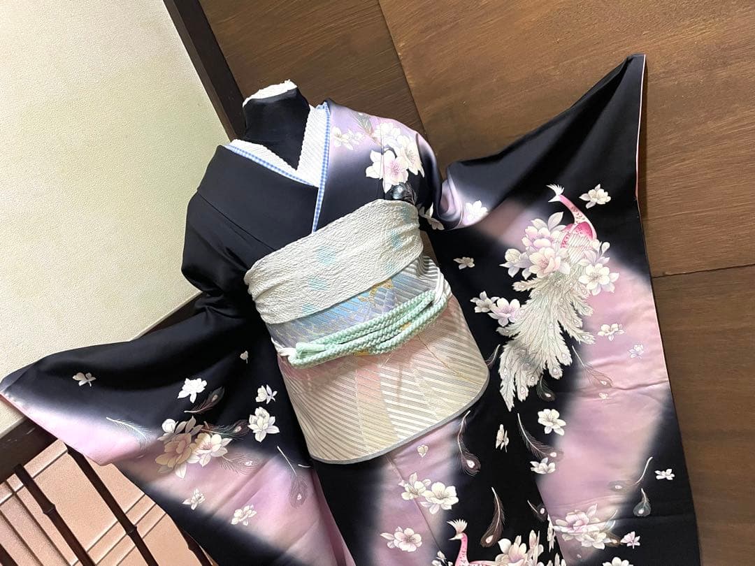振袖 フルセット6点サイズＬ孔雀花文　暈し染　黒地　銀彩　正絹
