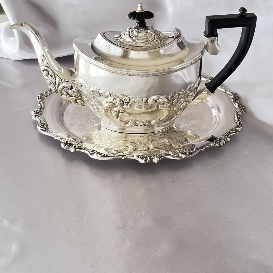 【英国】 ビクトリアン エンボスのティーポット【シルバープレート】