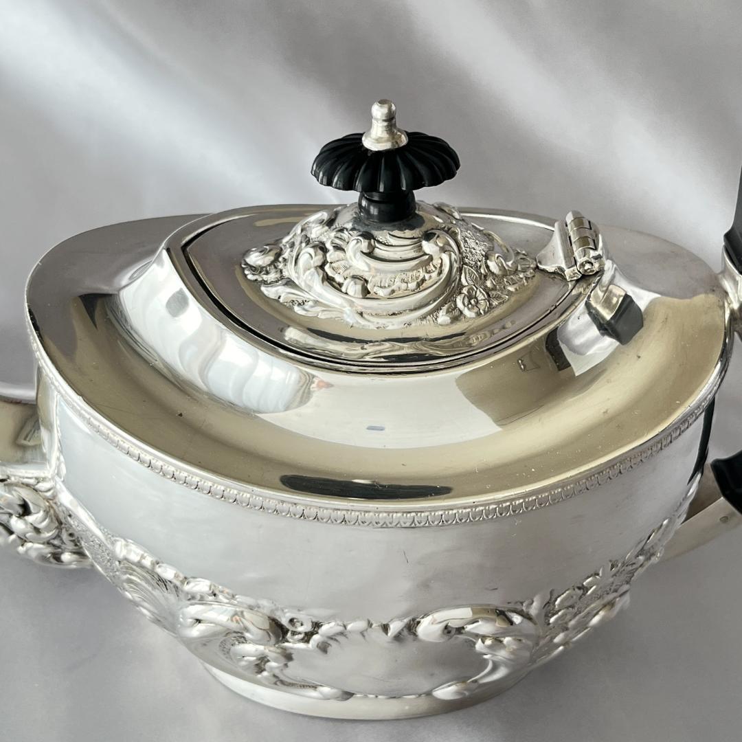 【英国】 ビクトリアン エンボスのティーポット【シルバープレート】