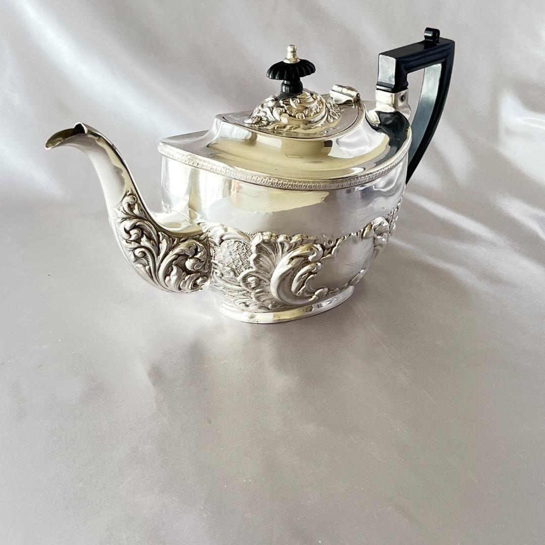 【英国】 ビクトリアン エンボスのティーポット【シルバープレート】