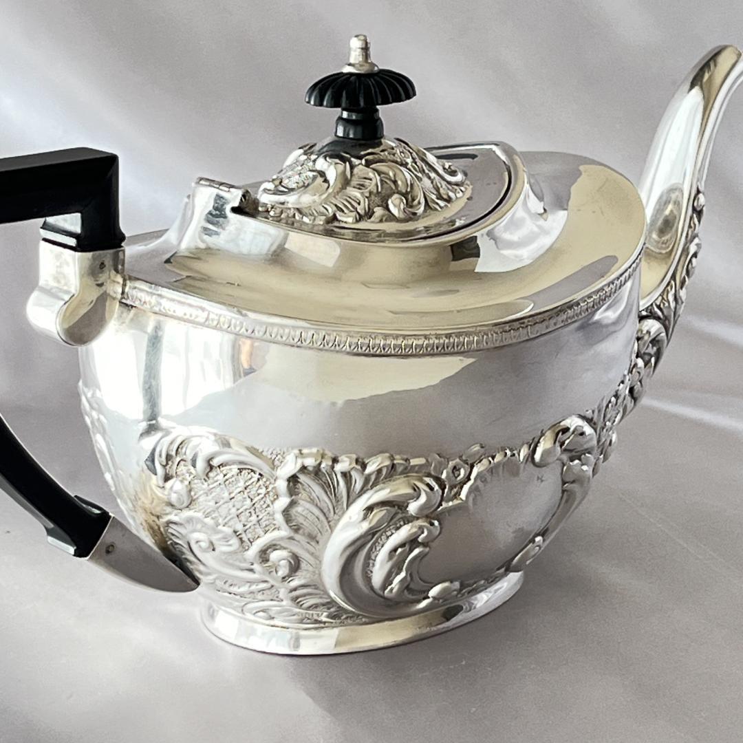 【英国】 ビクトリアン エンボスのティーポット【シルバープレート】