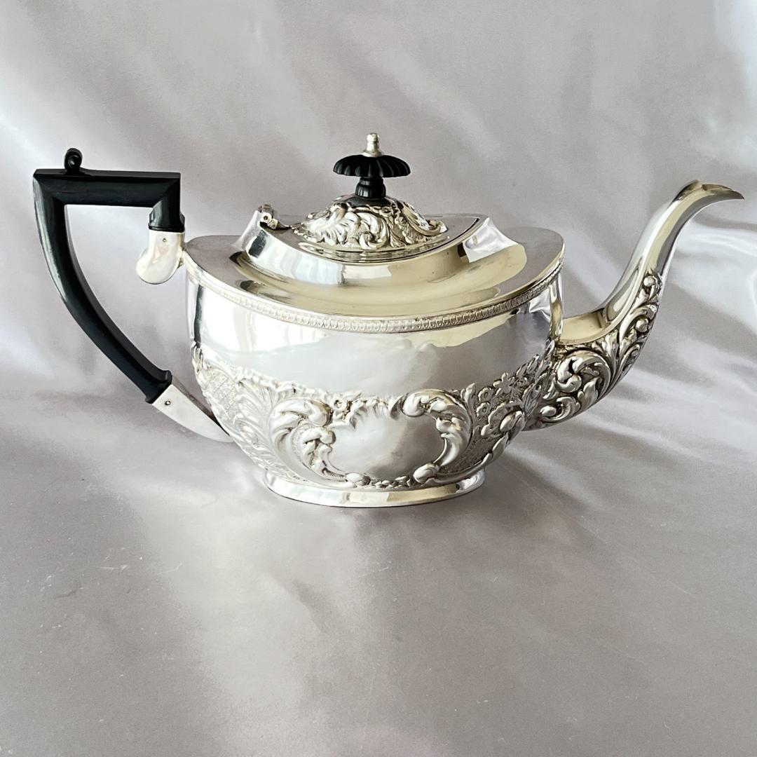 【英国】 ビクトリアン エンボスのティーポット【シルバープレート】