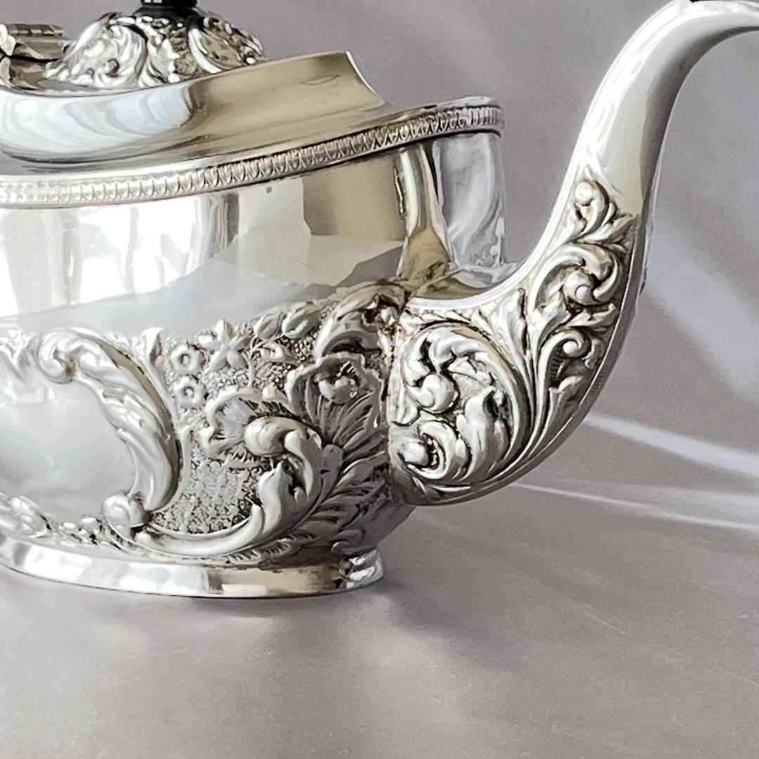 【英国】 ビクトリアン エンボスのティーポット【シルバープレート】