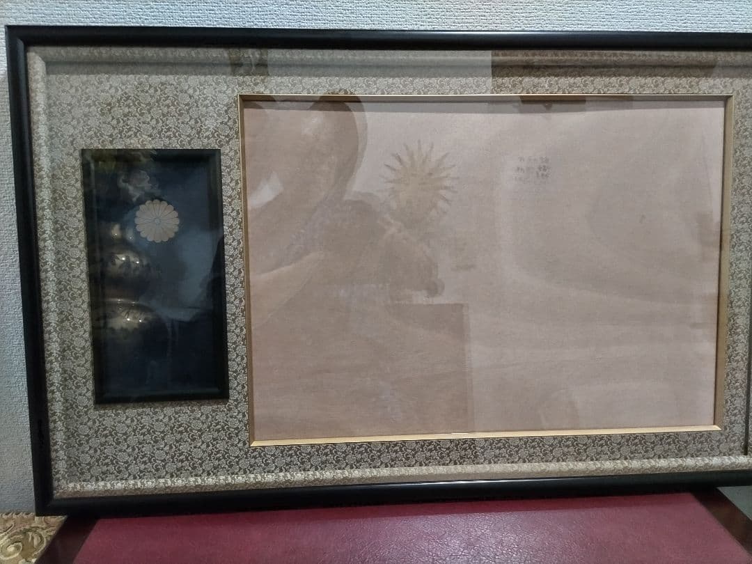 小梅NO3 勲記、勲章、褒章、賞状額縁　　黒の木製フレー厶　菊の紋章