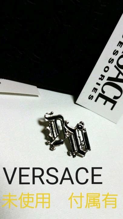正規新古 ヴェルサーチ ヴィンテージ ゴシックロゴブローチ クロームシルバー×黒