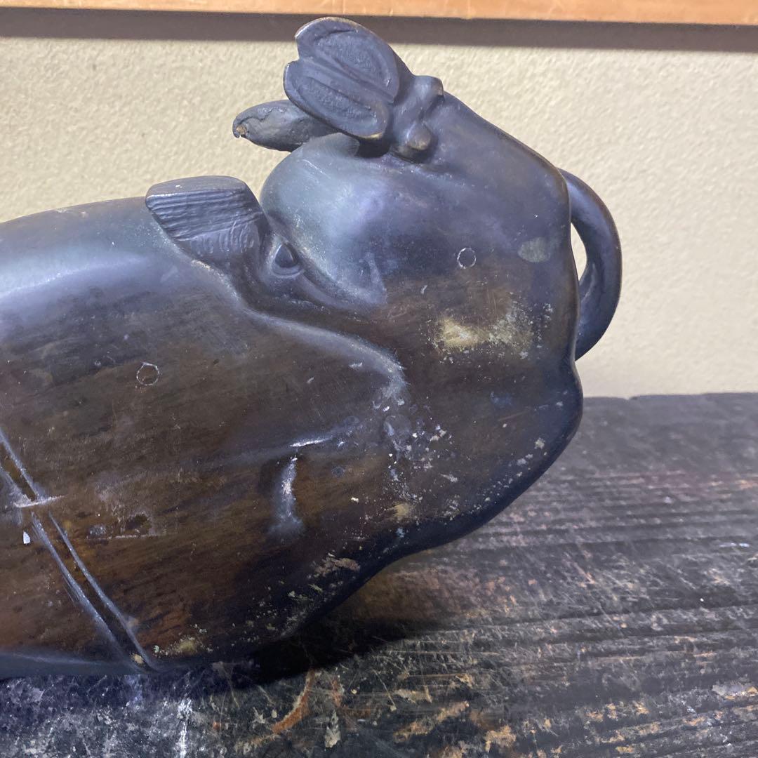 金属製牛と子供の彫刻