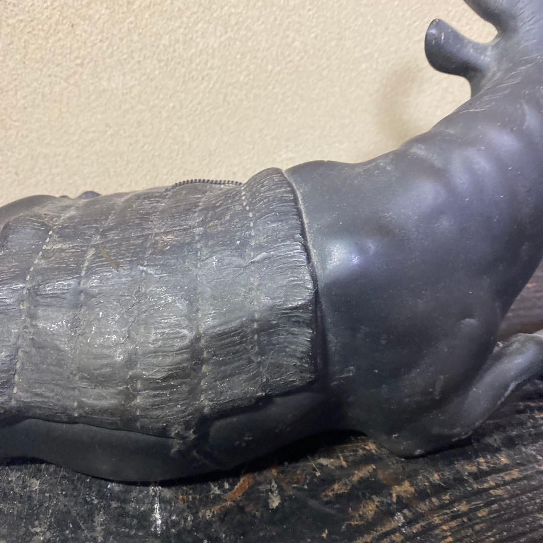 金属製牛と子供の彫刻