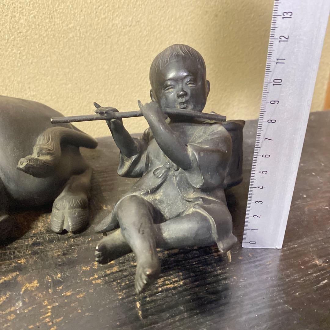 金属製牛と子供の彫刻