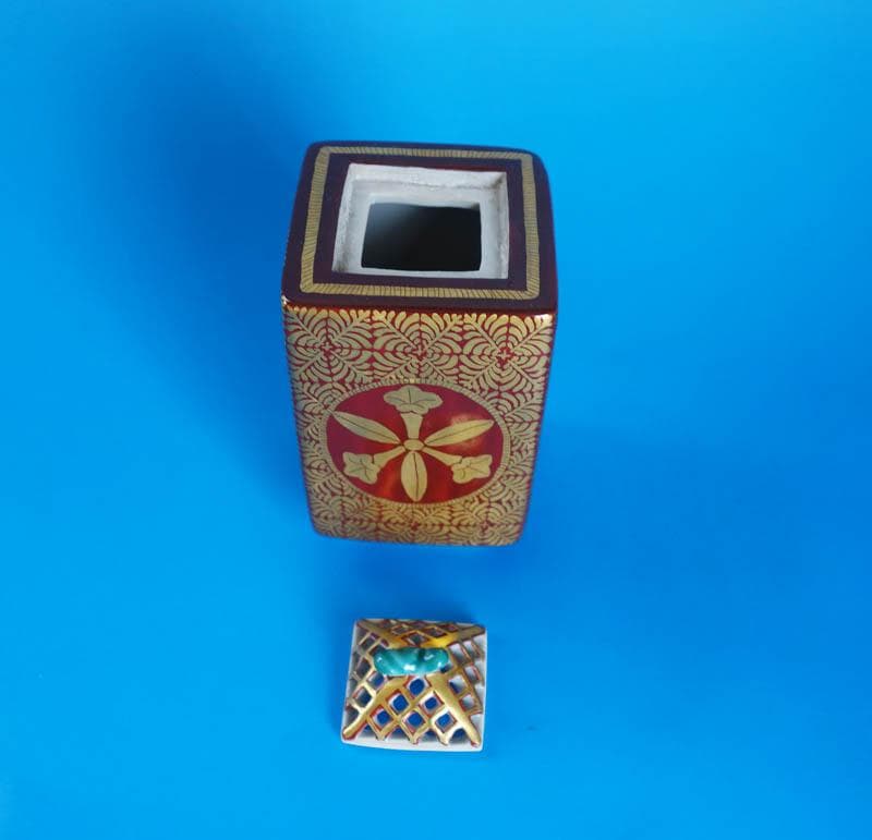 九谷焼 中田一於 赤絵　金襴手 四方香炉　香爐 共箱 石川県無形文化財 2450