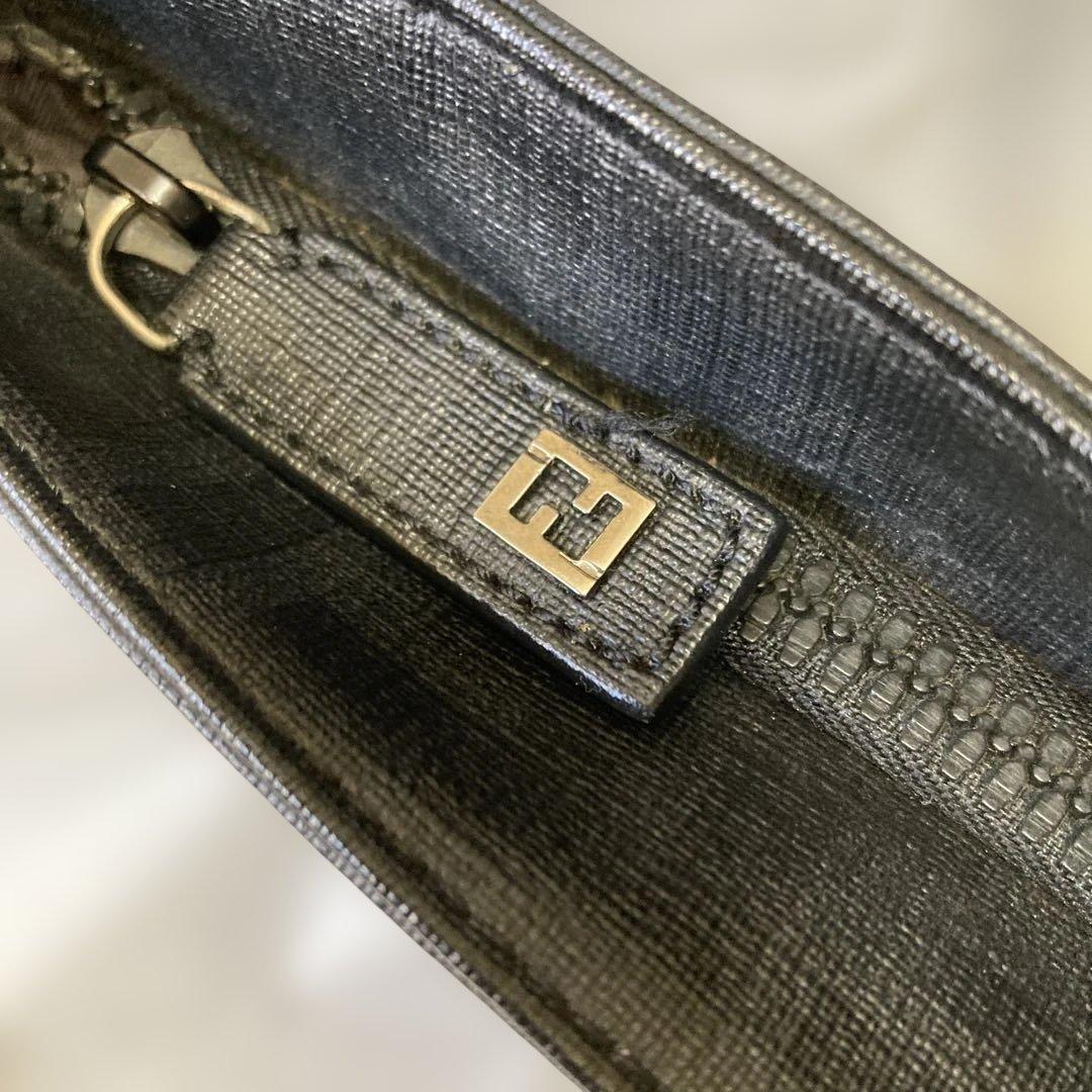FENDI フェンディ ショルダーバッグ ズッカ柄 サコッシュ ロゴ総柄