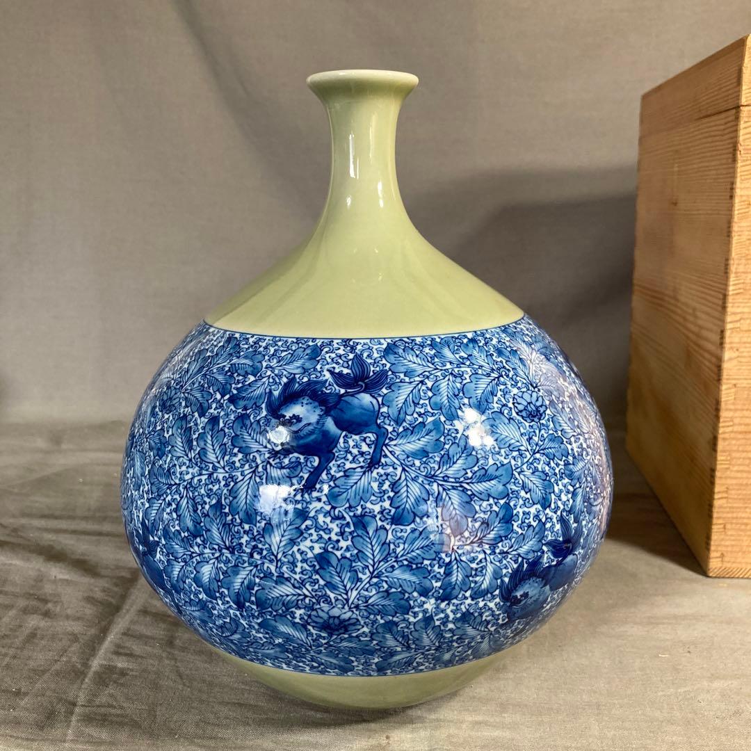 【源右衛門】古伊万里の伝統　日本の名窯　舘林源右衛門作　青磁獅子唐草文　花瓶