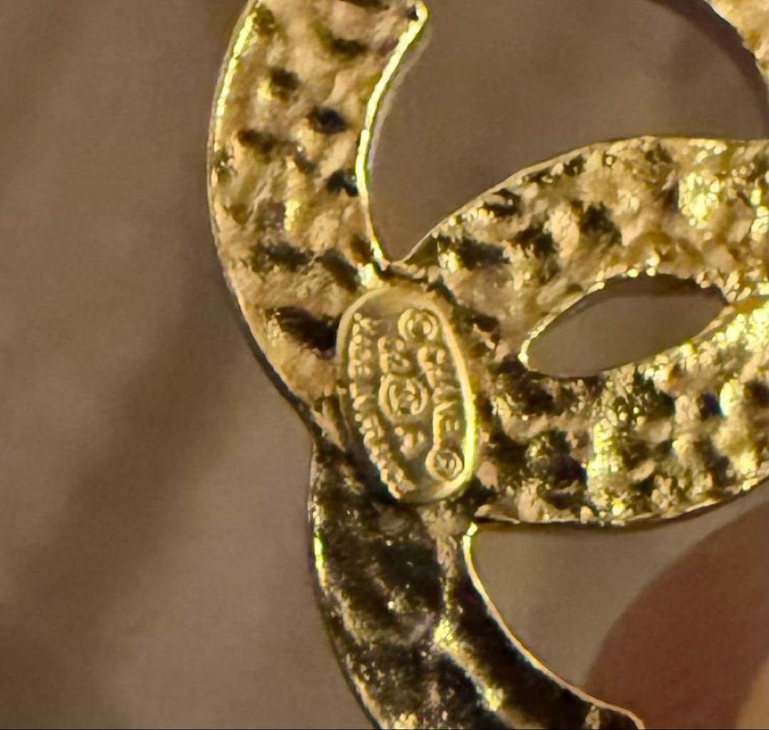 CHANEL CCロゴ ブローチ 黒と金