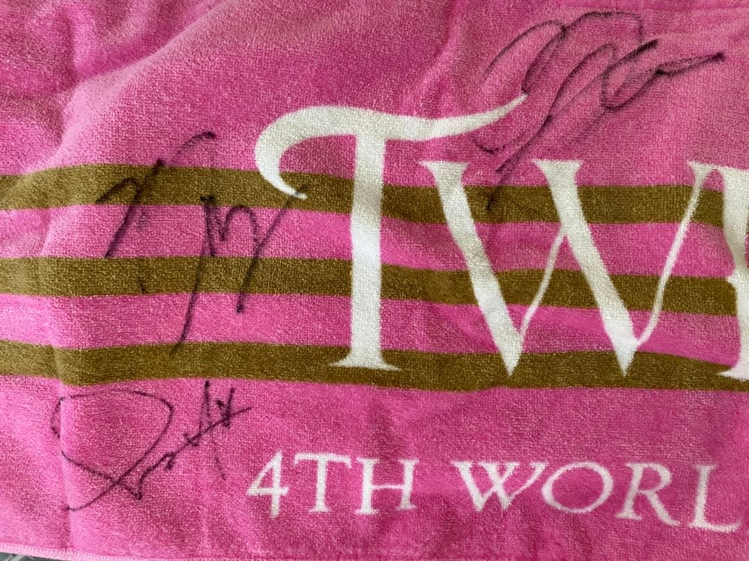 TWICE 全員サイン入り　フード付きタオル